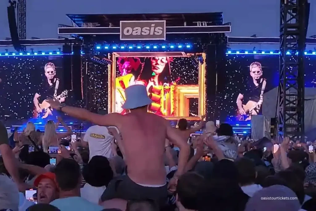 Oasis-Fans-Singing